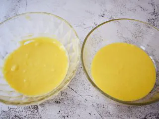 双色玛德琳蛋糕,把拌匀的面粉平均分成两份