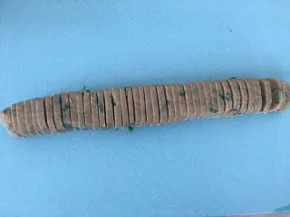 全麦香葱饼干,冻硬后切开。