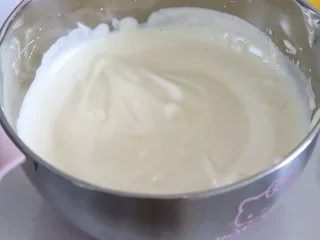 橙味甜甜圈蛋糕，在家就可复刻的经典美味,用高速打发，蛋温有温暖的触感后，就可以脱离温水，继续打发。直到蛋液发白，体积膨大，纹路不易消失即可。