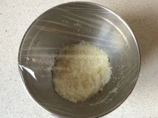 柠檬味小蛋糕,柠檬屑+细砂糖搅拌均匀，盖保鲜膜静置1小时，让其香味儿飘出！ 