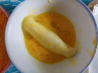 脆皮山药奶酪棒～健脾养胃还补钙,把山药棒在蛋液里滚一圈