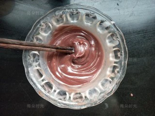 唐草彩绘蛋糕卷,烤蛋糕的时候来准备豆沙馅或者奶油馅。买来的袋装豆沙馅,因为太稠,不好抹开,而且我嫌它太甜。所以我加了牛奶稀释。稀释好待用。