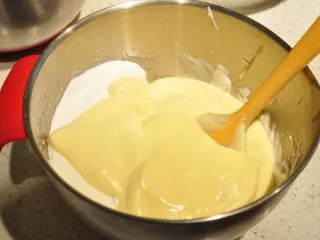 日式豆乳盒子蛋糕,再加入1/3的蛋白霜。