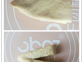 爱心椰蓉面包,然后上下对折中间切开，保留一头不切断