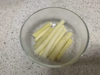 火龙果渐变蛋糕(宝宝辅食),接下来准备装饰部分,取85g铁棍山药,去皮蒸熟