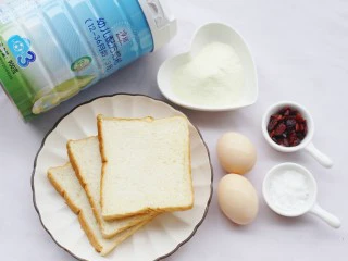 酥脆软滑的蛋奶吐司布丁,准备材料:吐司3片、澳优淳璀有机奶粉5勺、鸡蛋2个、绵白糖5g,蔓越莓干10g。