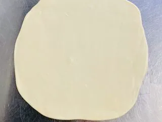 一次发酵——虾仁牛肉肠披萨,擀成直径24厘米的饼皮