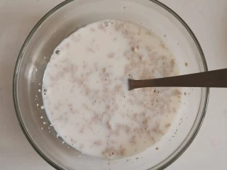 香葱苏打饼干,把牛奶和酵母混合备用。小葱切成葱花，不要葱白部分