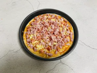 培根火腿披萨,撒上培根丁