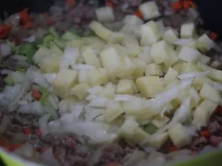 俄罗斯经典罗宋汤,牛肉馅炒散下土豆和芹菜块翻炒。