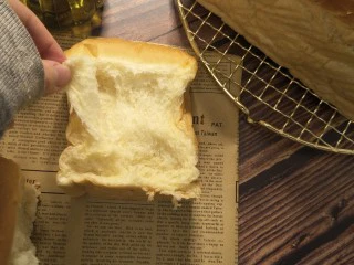 超软拉丝北海道土司(2个),超柔软的拉丝都是基本操作。努力压也会很快回弹。