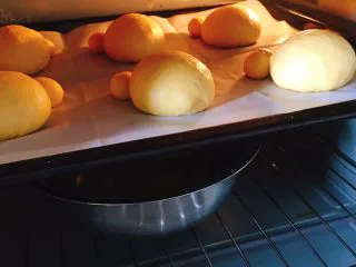 南瓜卡通面包,送进烤箱发酵至原来的两倍大小