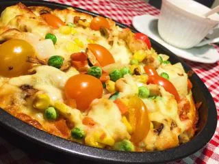 小白也会的奥尔良烤鸡腿披萨 「8寸薄脆版」,再发几张厚版料足的披萨的图，这个饼和和面的材料是薄的2倍，上面的料和芝士也是2倍。所以比较厚，比较难熟，我是用160度上下火烤了40分钟左右。