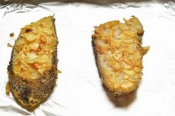 香煎杏仁鳕鱼,放在铺了锡纸的烤盘上放入预热好180度的烤箱中烤10分钟左右。