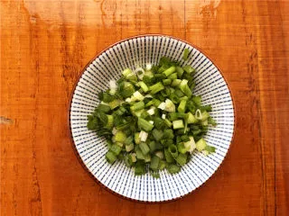 香葱肉松面包卷,小葱洗干净切碎。 
