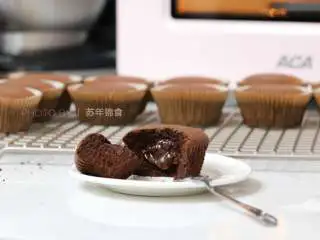 巧克力熔岩杯子蛋糕,出炉后趁热吃是最美味的。如果需要保存请在晾凉后密封,回油后蛋糕体会很湿润。吃之前可以用烤箱160℃重新加热5-10分钟,或者微波炉高火叮20s左右
