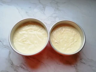 亚麻籽戚风蛋糕,将混合好的亚麻籽蛋糕糊从模具的中间开始倒入模具里面,从高处垂直摔几下震出大气泡。