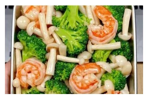 美味炒海鲜菇胡萝卜绿豆芽（健康美食，清爽口感，四季常见）