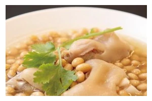 掌握猪蹄黄花菜根汤的制作，健康美味一步不少！（家庭美食，营养可口；小秘诀，做法大公开！）