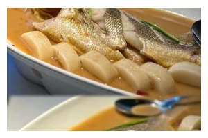 以烧黄鱼为主菜的餐桌美食（家庭传统烹饪，美味又健康）