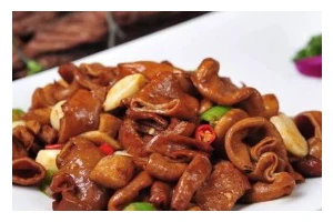 烹制美味铁板肥肠的秘密（学会这些技巧，轻松做出让人垂涎的铁板肥肠）