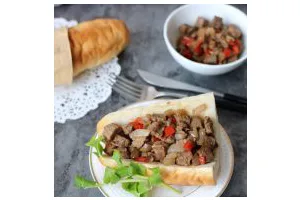 多汁碎牛排三明治