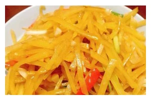 如何制作脆香美味的油炸土豆丝（掌握这个简单做法，让你在家也能做出餐厅级别的美食）