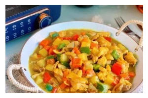 美味可口的土豆咖喱鸡盖饭（简单易做的家常菜谱，让你轻松享受健康美食）