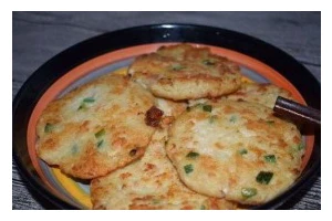 手把手教你做香煎土豆肉饼（营养丰富，口感美味的家常美食）