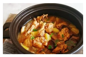 香菇炖鸡的做法（家常菜谱，营养美味，让你胃口大开）