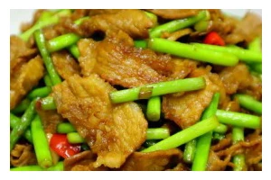蒜薹红烧肉的做法大全（用蒜薹增香，让红烧肉更美味）
