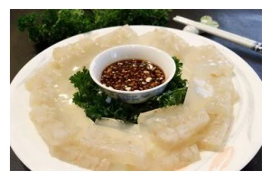 水晶鸡肉冻的制作方法（清凉夏日，一道口感爽滑的美味佳肴）