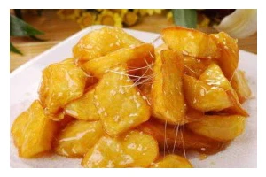 轻松做出美味的糖炒苹果（教你用简单的步骤做出外皮酥脆、内馅软糯的糖炒苹果）