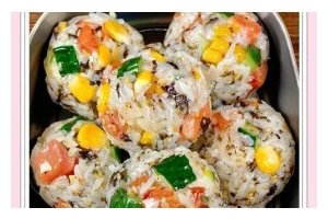 自制口感绝佳的以吻仔鱼海苔饭团（通过简单步骤快速制作一款美味健康的小食品）
