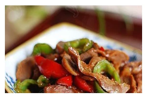 甜椒炒鸡杂的做法（中式家常菜，美味健康的选择）
