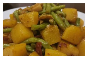 美味鸡腿烧土豆四季豆（家庭美食做法大公开，口感鲜美，健康营养，适合全家人享用）