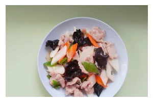 肉片松蛾炖山药，口感鲜美，养生佳品（学会这道菜，让你的餐桌更有健康色彩）