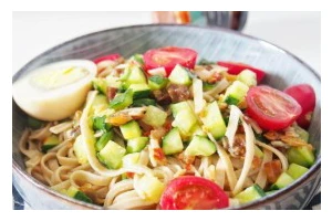 美味健康的蔬菜丁汤面（用新鲜蔬菜打造的简单健康主食）