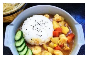 学会用虾仁做美味咖喱饭（用新鲜虾仁让咖喱饭更加美味可口）