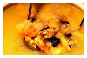 传统美味，以鱼翅煨鸡（教你如何烹制道地的鱼翅煨鸡）