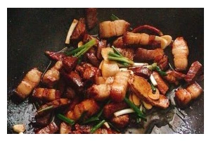 拥有口感极佳的香辣干烧肉的做法（一步步学会如何烹饪出美味的香辣干烧肉）