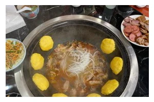 炖小笨鸡的不一样做法（以铁锅炖制，更加入味；味道香醇，营养丰富）