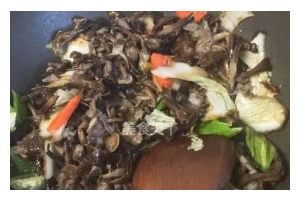 以榛蘑炒白菜，健康又美味！（百吃不厌的菜品，榛蘑与白菜的完美结合）