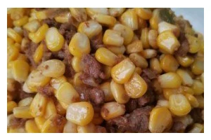 美味健康的碗豆玉米炒肉（家庭厨房必备的简易菜谱）