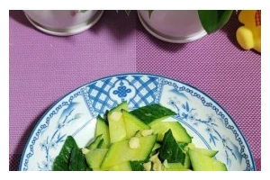 清爽健康的青瓜炒鹅肠（用瓜甜肠香搭配出美味佳肴，寻找健康轻食新方案）