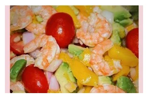 健康美味的鲜虾芒果蜜乳沙拉（一道简单又美味的夏日佳肴）