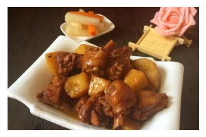 用土豆呈现口感绝佳的鸡腿美食（嫩滑多汁，营养丰富的土豆顿鸡腿）