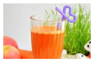如何制作营养丰富的小麦草苹果汁（健康生活从一杯小麦草苹果汁开始）