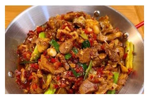 美味可口的蒜泥拆骨肉制作方法（味道浓郁，肉质鲜美，一口就爱上的蒜泥拆骨肉做法）