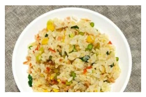 丰富口味，营养健康的蔬食蛋炒饭（一份美味佳肴，吃出身体健康）